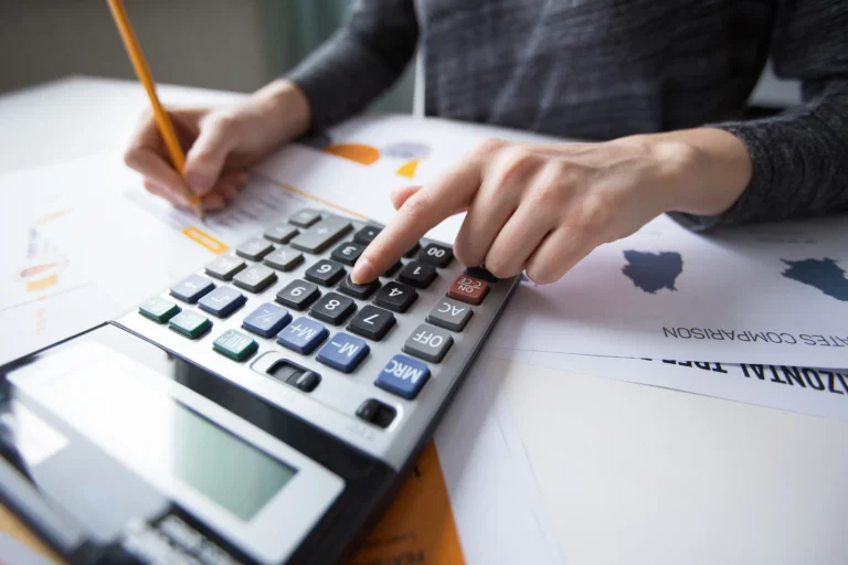 หน้าแรก 24 close up female hand counting with calculator Horizontal 768x512