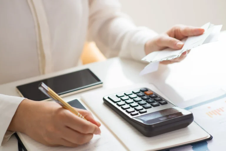 หน้าแรก 23 closeup person holding bills calculating them Horizontal 768x513